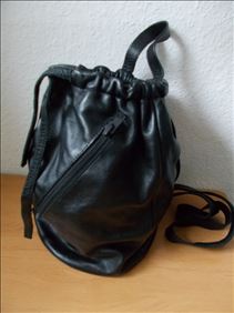 Abbildung: Handgearbeiteter robuster Lederbeutel der Firma Geda Peleda