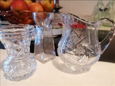 Abbildung: 1 Milchkännchen, Kristall, 2 vasen Bleikristal 