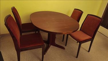 Abbildung: Esstisch mit 4 Stühlen 