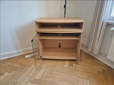 Abbildung: Fernsehschrank zu verschenken.An Selbstabholer