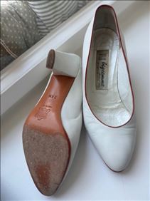 Abbildung: 2 Paar Pumps 1980er Jahre 