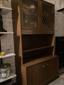 Abbildung: DDR-Schrank / Vitrine