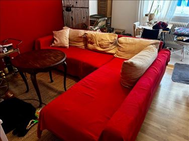 Abbildung: Rotes Ecksofa