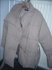 Abbildung: Materiell sehr gut erhaltene lange Daunen-Winterjacke