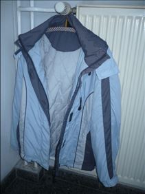 Abbildung: Tausche eine hellblau-weiß-graufarbene Winterjacke