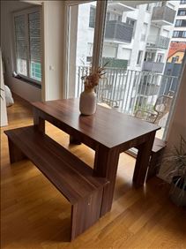 Abbildung: Esstisch mit zwei Bänken