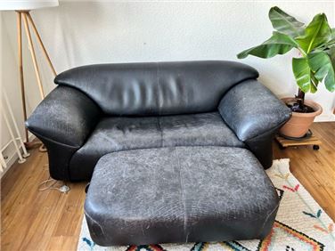 Abbildung: Alte Leder Couch plus Hocker