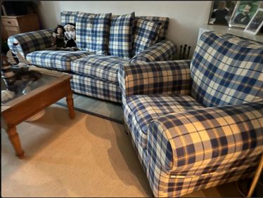 Abbildung: Couch + Sessel, königsblau-kariert, britisher Style