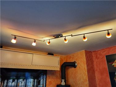 Abbildung: Leuchte mit 6 Lampen für Decke oder Wand. 