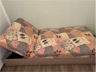 Abbildung: Schlafcouch mit Klappfunktion