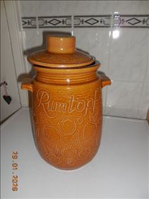 Abbildung: Rumtopf, Waffeleisen, Bierkrug