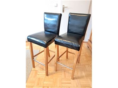 Abbildung: 2 Barstühle, Massivholz, schwarz 