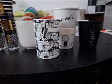 Abbildung: Tassen, Becher, Shotgläser usw.