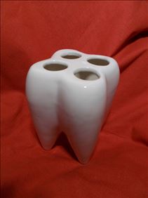 Abbildung: Der Zahn der Zeit...Zahnbürsten-Aufbewahrung aus Keramik 