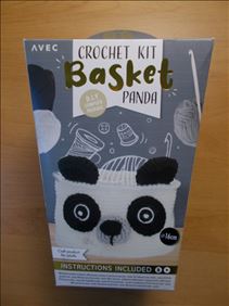 Abbildung: Häkelset Pandakörbchen originalverpackt