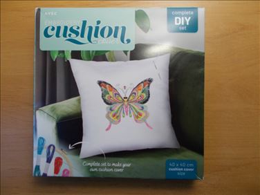 Abbildung: Stickset Schmetterlingskissen in Originalverpackung