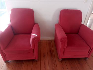Abbildung: Zwei rote Sessel zu verschenken