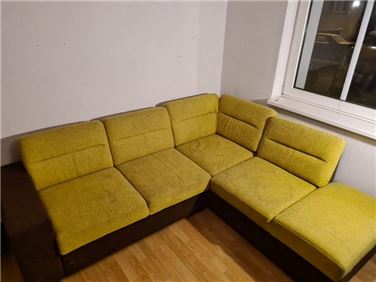 Abbildung: Gelbes Ecksofa mit praktischer Schlaffunktion.