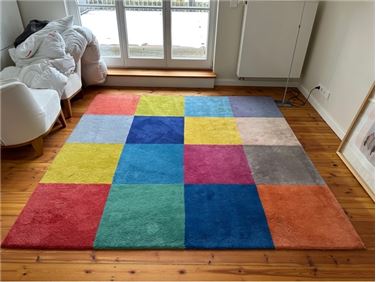 Abbildung: bunter Wollteppich 225x225 cm