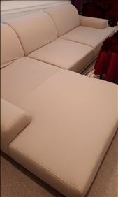 Abbildung: Große Eckcouch, aus Boxspring und Mikrofaser 