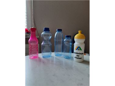 Abbildung: 5 Trinkflaschen