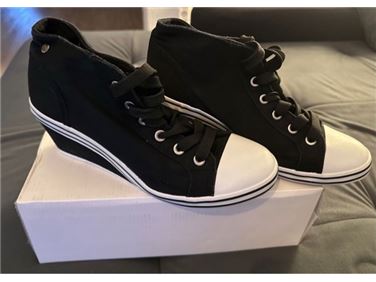 Abbildung: Damenschuhe Gr. 38