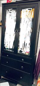 Abbildung: IKEA Schrank mit Glastüren und Schubladen. 