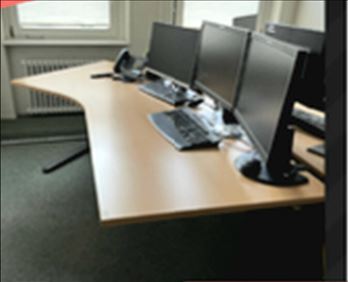 Abbildung: Großer Schreibtisch mit Metallgestell und Kabelkanal