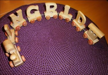 Abbildung: Holz Buchstabenzug Name : INGRID