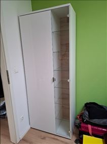 Abbildung: Weiße Vitrine