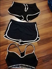 Abbildung: 2  kurze Hosen, 1Bustier mit Einlage  S-M