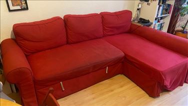 Abbildung: Rote IKEA Schlafcouch