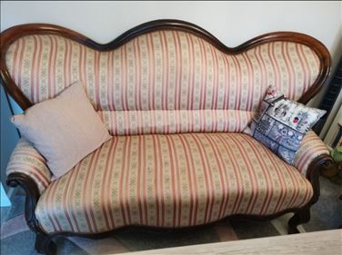 Abbildung: Couch und Sessel 