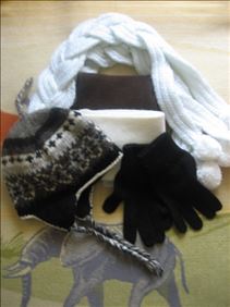 Abbildung: 3 Schals, Mütze, Strickhandschuhe, einiges unbenutzt