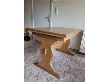 Abbildung: Tisch und 2 Stühle 