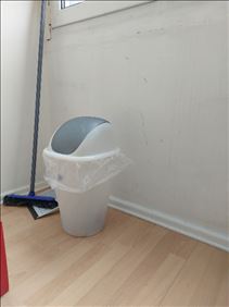 Abbildung: Tausche kaum gebrauchten Abfallbehälter 