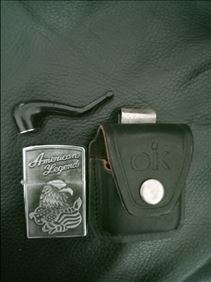 Abbildung: Rarität Feuerzeug American Legend (Leder Etui mit Clip)