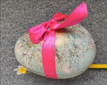 Abbildung: Osterei als Geschenkverpackung (Handarbeit)