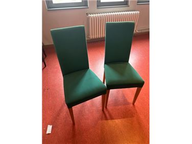 Abbildung: Zwei Stühle zu verschenken 