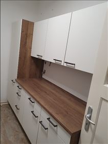 Abbildung: Sofa und Kleiderschrank 