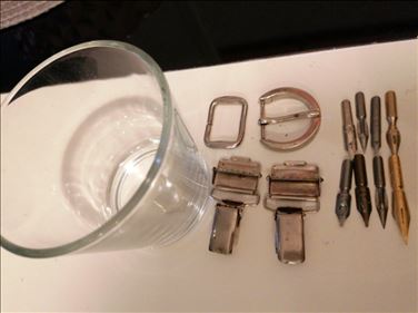 Abbildung: Schreibfedern 8 Stück  ,1 schnalle, 2 schnipper DDR Ära