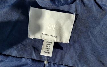 Abbildung: Verschenke einen langen dunkelblauen Daunenmantel in L