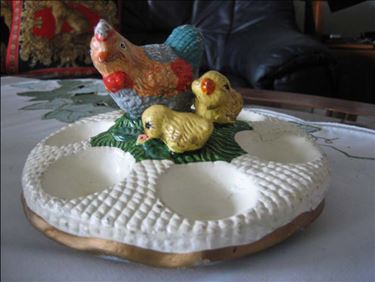 Abbildung: alter Osterteller DDR-Ära und diverse Osterdeko