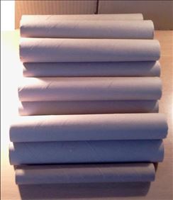 Abbildung: 2 Tüten mit leeren Papprollen, Bastelmaterial