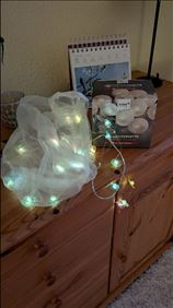 Abbildung: Eine bunte und eine warm/ weiß leuchtende Lichterkette 