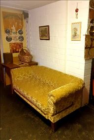 Abbildung: Antikes Sofa im Barockstil