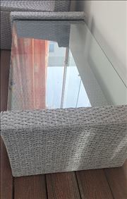 Abbildung: Rattantisch mit Glasplatte 