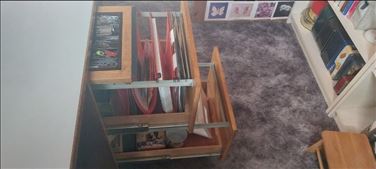 Abbildung: Robuster, alter Schreibtisch,  mind. 35 Jahre alt,