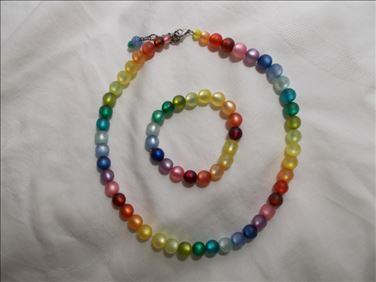 Abbildung: Set Kette / Armband aus matten Regenbogen-Perlen