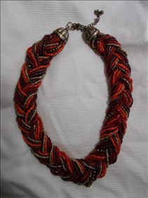 Abbildung: Kette aus geflochtenen Glasperlen-Strängen